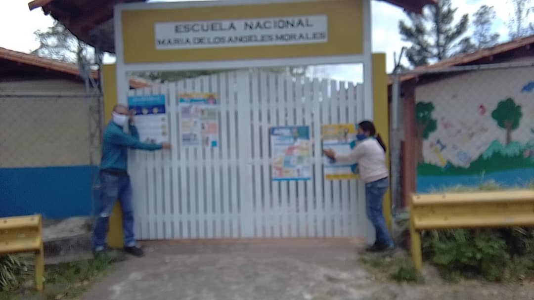 Colocación de afiches para la Prevención del Covid - 19 por parte del Supervisor del Circuito <a href="/Gianduque/">Gian Duque</a> junto a la Lcda. Ana Bermúdez Directora del <a href="/LaAhuyamala/">Escuela Nacional Maria de los Angeles Morales</a> #McpioAndresBello #Tachira #QuedateEnCasa <a href="/charlychaves/">Charly Rojas Chaves</a> @psuvaristobulo @MPPEDUCACION
