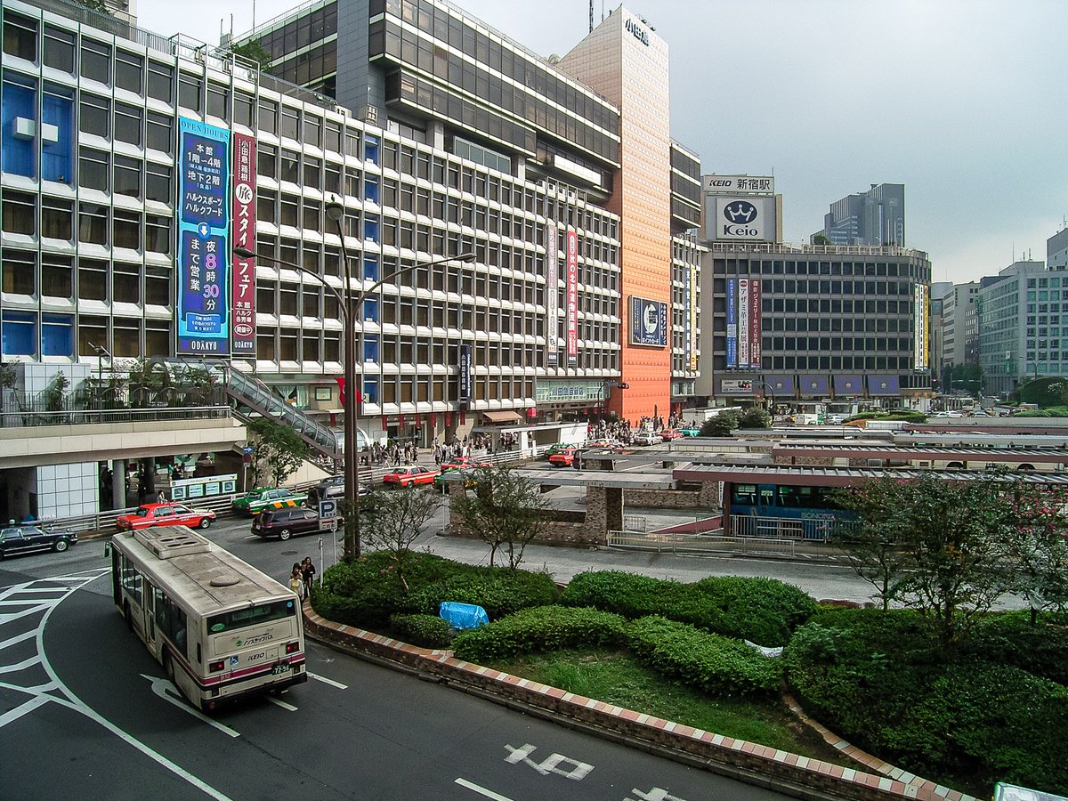 三日画師 Pa Twitter 新宿駅西口 現在は 新宿の目 で有名な新宿スバルビルは解体されている 明治安田生命新宿ビルと隣接する区域の大規模再開発も計画されており 数年後には見慣れた風景が一変しそうだ 04年9月25日撮影