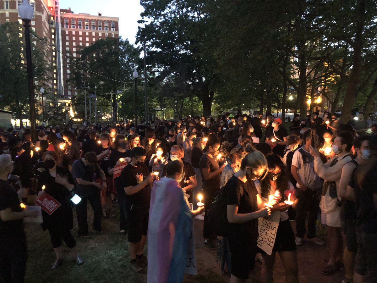 madeleine_list's tweet image. Over 100 people are now gathered in Burnside Park for a candlelight vigil and silent march to honor Black trans lives that have recently been lost
