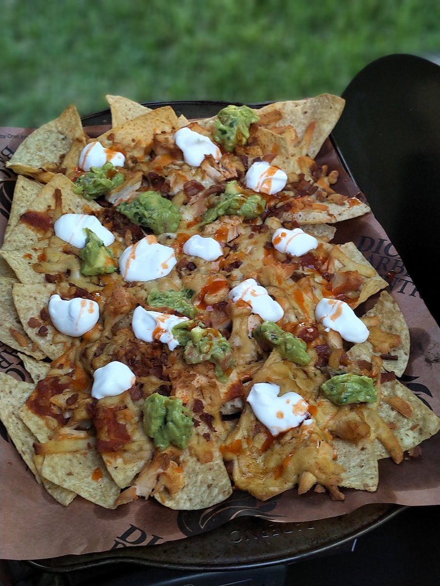 FedoraForMe's tweet photo. #TGIF #traegernation Smoked Chicken nachos and a refreshing cocktail to finish another busy work week!
Smoked on the @traegergrills Pro34 and garnished with sour cream, guacamole and hot sauce. Spiced rum and gingerale in the 🥃 #TraegerGrills #Pro34 #smoker #nachos #TraegerOn https://t.co/Kv01JhEbn7