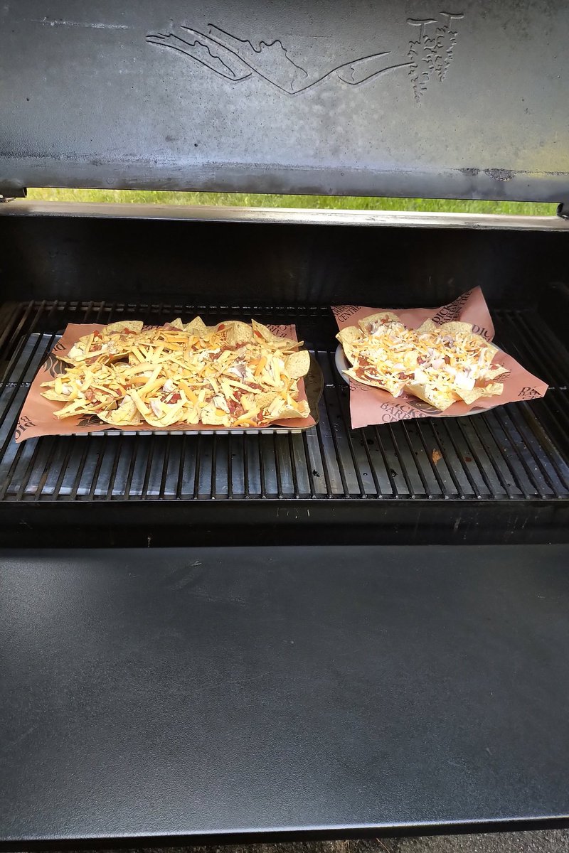 FedoraForMe's tweet photo. #TGIF #traegernation Smoked Chicken nachos and a refreshing cocktail to finish another busy work week!
Smoked on the @traegergrills Pro34 and garnished with sour cream, guacamole and hot sauce. Spiced rum and gingerale in the 🥃 #TraegerGrills #Pro34 #smoker #nachos #TraegerOn https://t.co/Kv01JhEbn7