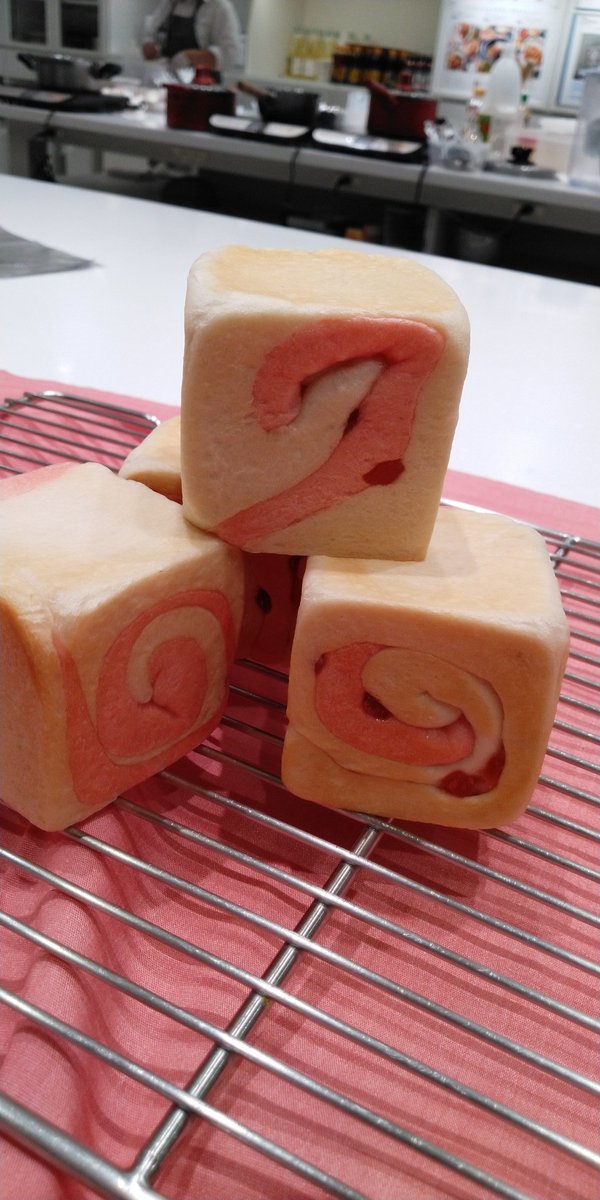 miju23962847's tweet photo. #ストロベリーキューブ #ミニ食パン #キューブパン #渦巻きパン #エディフルフラワー #ぷちベアフル #珈琲 #コーヒータイム #珈琲好き #パン作り #パン好き #abcクッキング #1daylesson https://t.co/jXbv3GiIeA