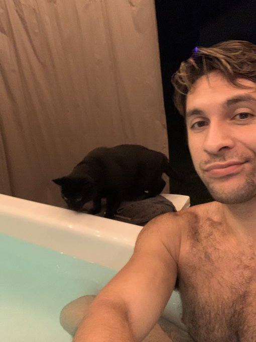 Lifeguard kitty https://t.co/r4b8LQFaxc<a href="/tag/valentinpetrov"class="tags"><span>#valentinpetrov</span></a>