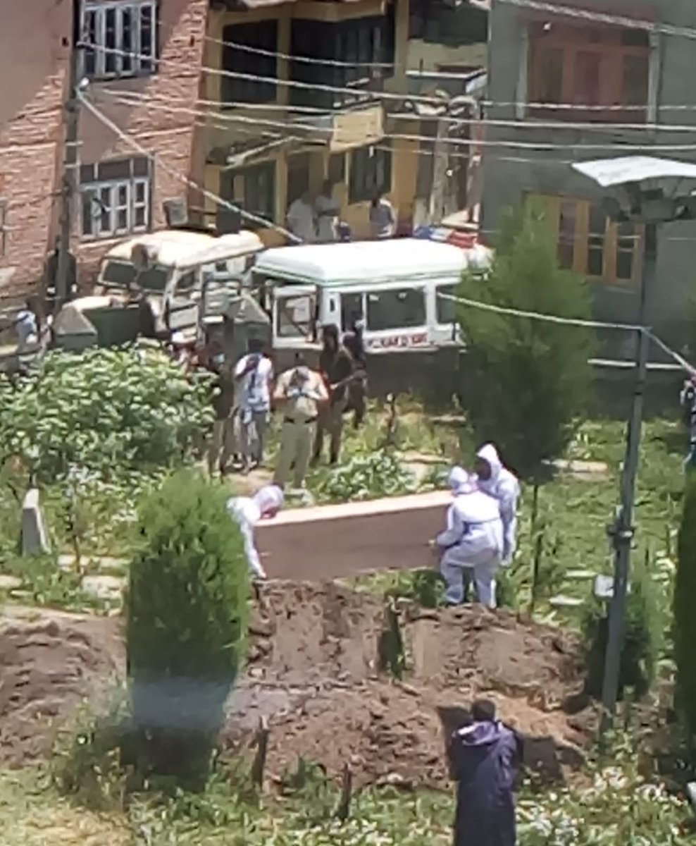 BashirSakib's tweet photo. Current pics from Charari Numbal, Sekidafar, Safakadal, Srinagar near the graveyard of deceased women from Zadi Masjid, Safakadal who died with COVID-19 Positive. https://t.co/LEiI9Tkt2A