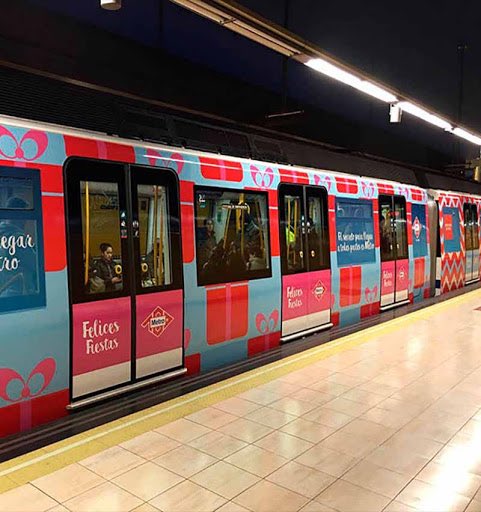 wikiCR's tweet photo. No os molesta el dinero, se vinilan los metros cada semana y no decís nada, os molesta que sois unos HOMÓFOBOS

Todas estas críticas demuestran lo necesaria que es esta campaña. Todo nuestro apoyo a @Correos 👏🏻👏🏻 https://t.co/HE0cAWvoYR