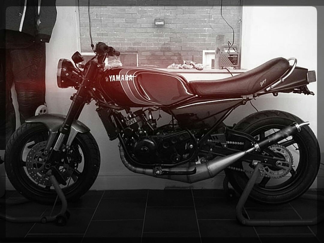 SerranoRacing's tweet photo. #RD350LC gringa! A #Máquina inspiradora do #Design das #PequenasNotáveis #RDZ e #RDZII, essa #Yamaha nunca veio p/ o Br oficialmente. E essa aí no estilão #Streetfighter c/ rodas/suspas/pinças/discos (diant/traz), escapes especiais e o #Motor com o #YPVS.
.
#SerranoRacing 🏍💨 https://t.co/gbmfcKfiq9