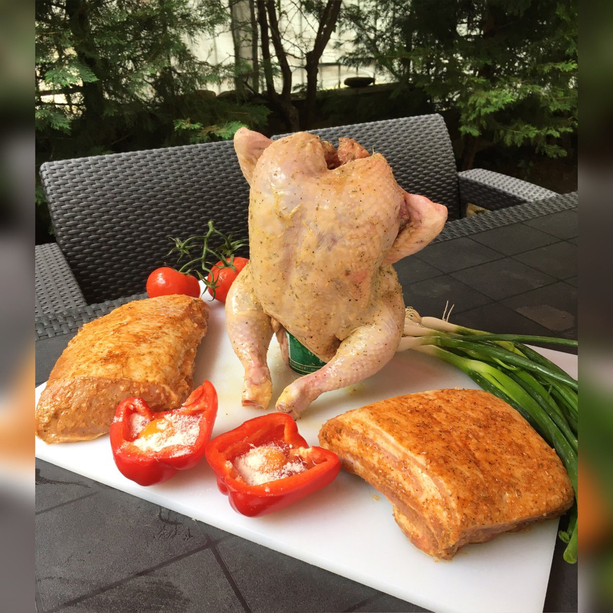 budamazonia's tweet photo. Este sábado nos provoca hacer un trío: Pollo, Costilla y lomo de cerdo. Todo ello ahumado por 6 horas, con maderas y aromas de @ComanderBbq un delicia lo que tenemos para disfrutar el día de hoy. #bbq #bbqpitbox #clmanderbbq #ahumadoesmassabroso #elartedeahumar #carbonyleña https://t.co/UrwLjrUudz