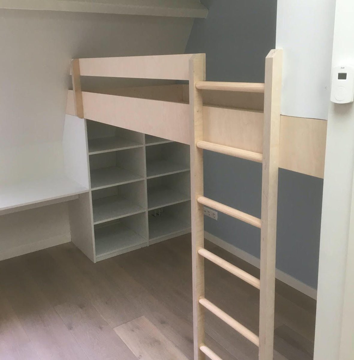 Deze #halfhoogslaper is hoog genoeg om onder te #spelen en sluit perfect aan op de #schuinewand. Het #bureaublad loopt optisch door in de #kastopmaat. In #maatwerk kan je dus meerdere functies verwerken zonder dat dit druk oogt • #kinderkamer #kinderkamerinspiratie #custommade