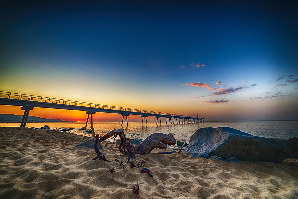 Amanecer desde elPont del Petroli en Badalona
<a href="/MeteoBac/">MeteoBAC ❄️</a> @eltempsTV3 <a href="/ElTiempoes/">Eltiempo.es</a> <a href="/ElTiempo_tve/">El Tiempo en TVE</a>