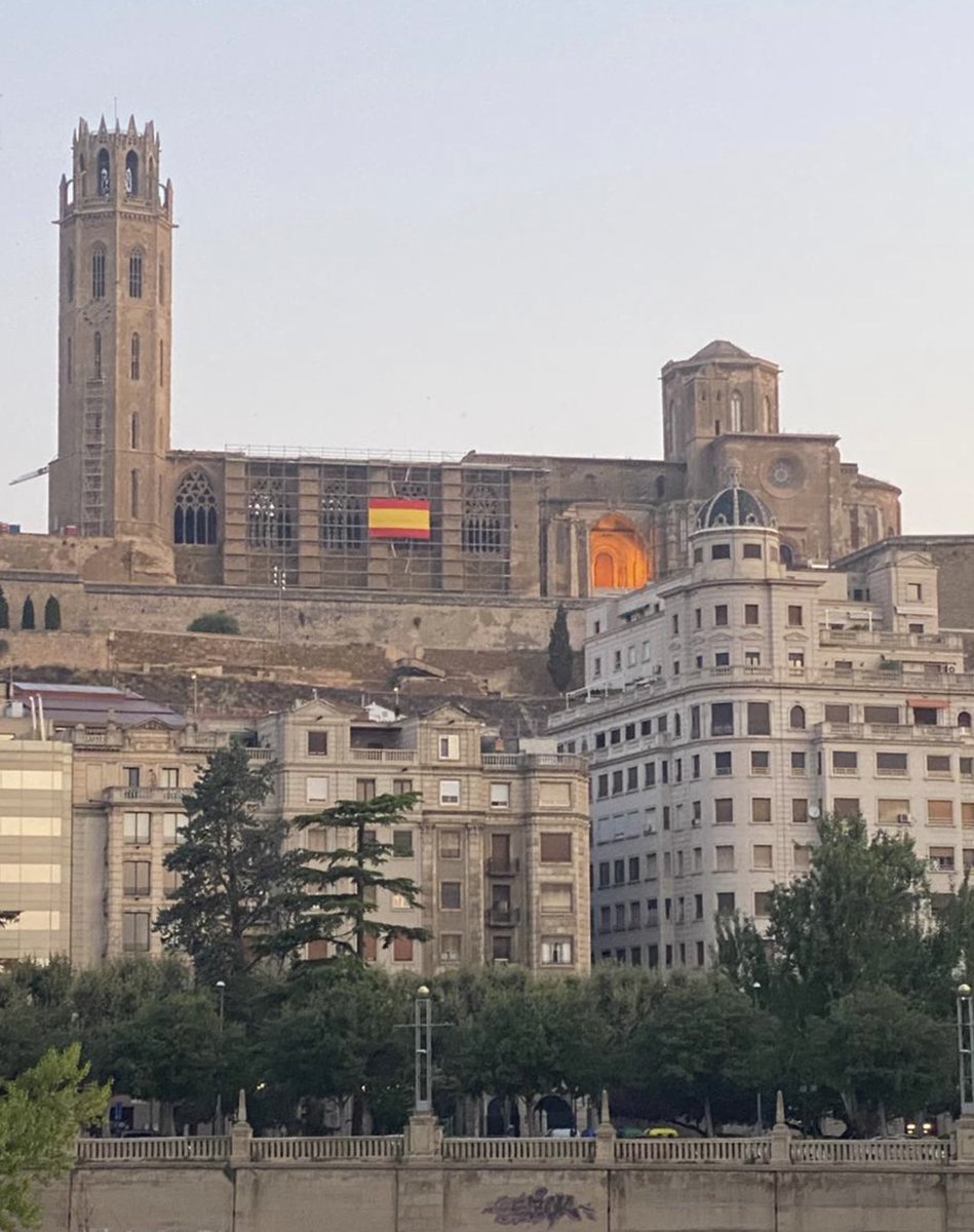 tonilopez_Vox's tweet photo. Una gran bandera Española en la Seu Vella de Lérida logra el mejor amanecer de esta ciudad en años!!! Viva España y Visca Catalunya!!!!🇪🇸 https://t.co/bzbegzMilH