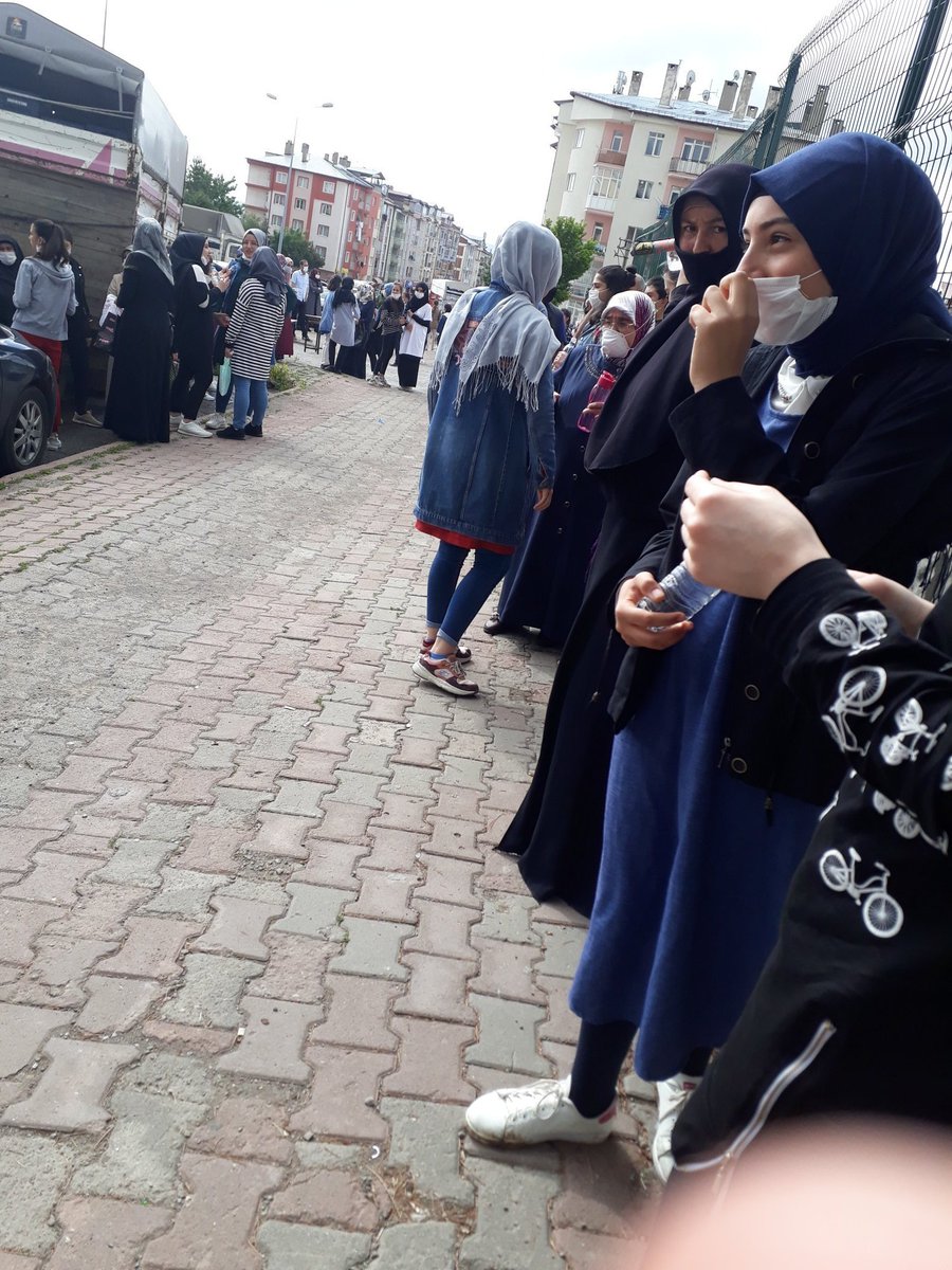 Bugün yapılan LGS sınavında sosyal mesafeye uyulmadığı görüldü.