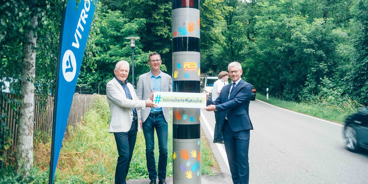 VITRONIC's tweet photo. 1.000 sichere Wünsche zum #TagDerVerkehrssicherheit! Wir freuen uns der @Stadt_Wiesbaden an einem der Brennpunkte von Geschwindigkeitsüberschreitung unsere POLISCAN Säule stiften zu dürfen. Damit schützen wir alle, die täglich die Fasanerie besuchen.
https://t.co/xn8vfgNFGK https://t.co/JbwNwAkILX
