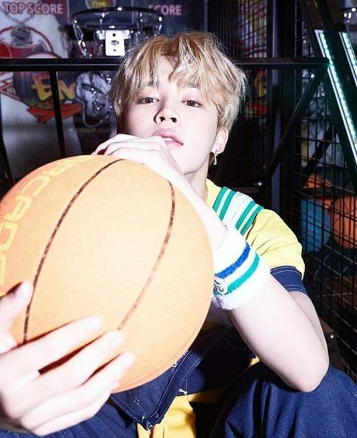 IdolsParis's tweet photo. اینجا کیا بسکتبالیست بودن_هستن؟🏀🌟

@BTS_twt https://t.co/Zg4f26qzPh