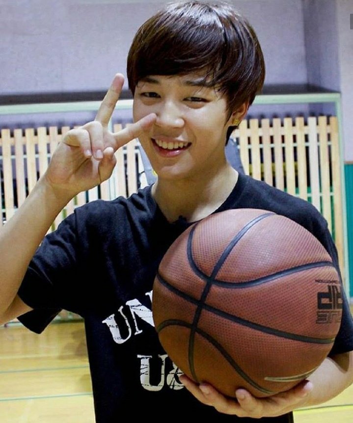 IdolsParis's tweet photo. اینجا کیا بسکتبالیست بودن_هستن؟🏀🌟

@BTS_twt https://t.co/Zg4f26qzPh