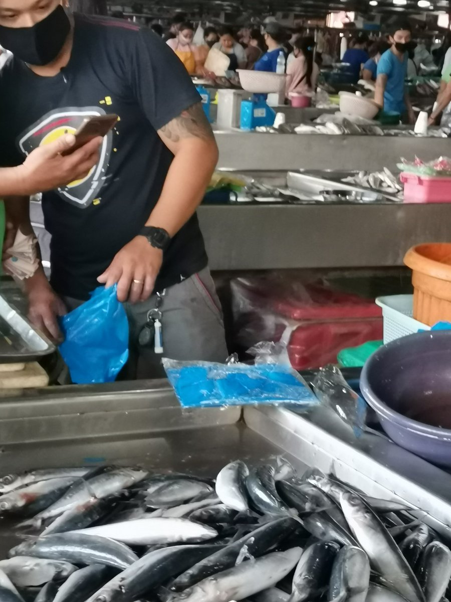barakodadkel's tweet photo. Ganda ng katawan ni maskuladong fish vendor #daddytype #sarapngdaddy #daddylover https://t.co/dbszkuKNAE