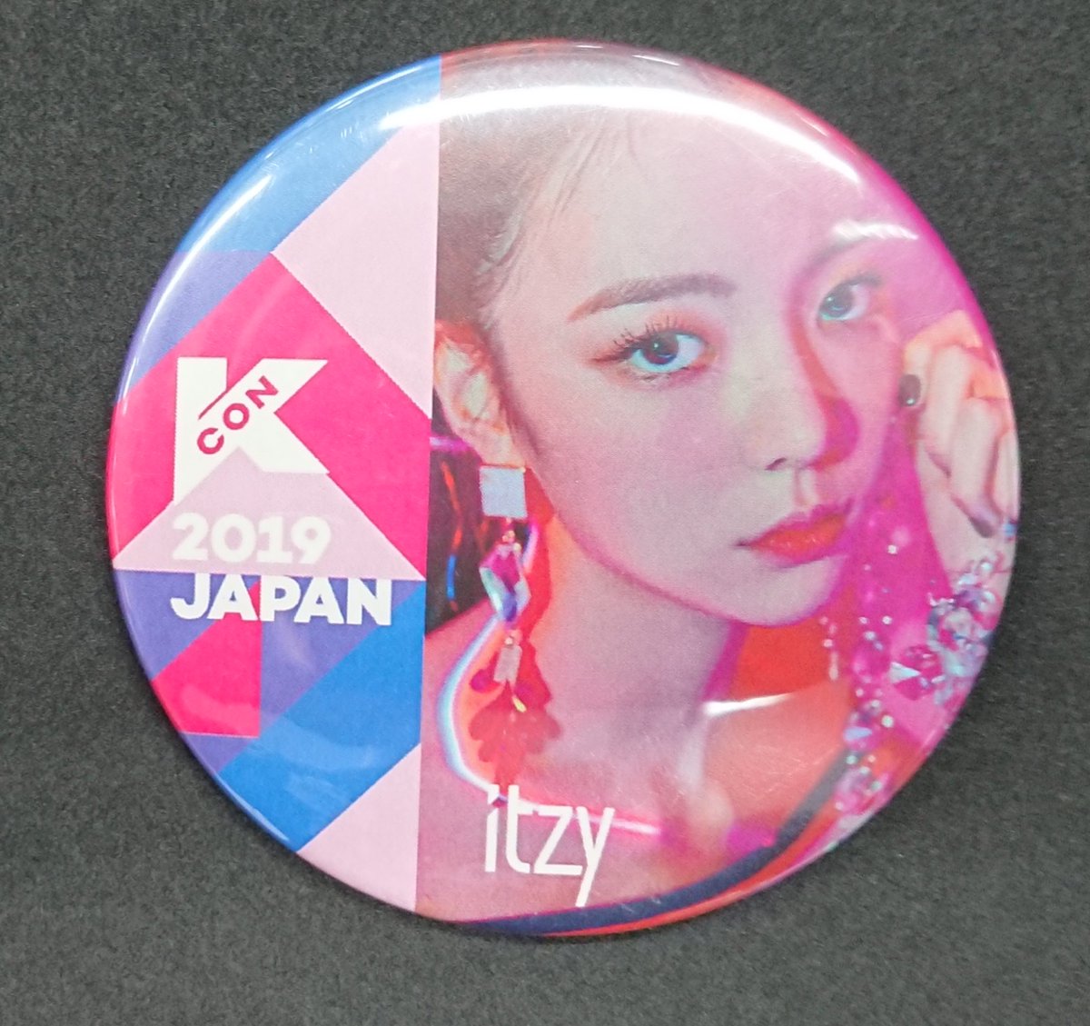 있지 #ITZY 【入荷情報】 #KCON 2019 缶バッジ 『ITZY』リア 🌟表面に