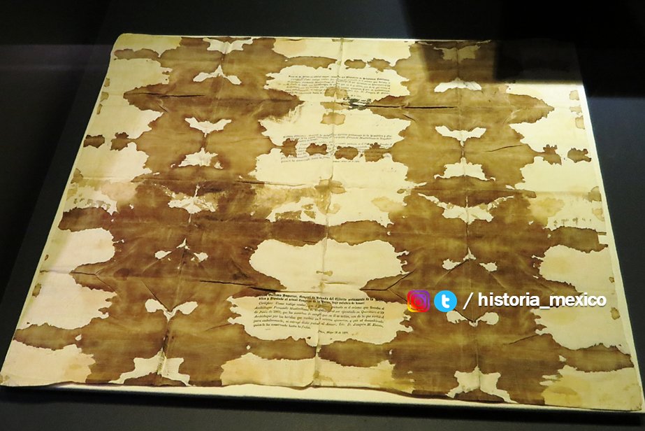 El 15 de mayo 1877 los Generales Manuel Orellana y Refugio González certificaron este pañuelo como el que llevaba Maximiliano de Habsburgo al ser fusilado en Querétaro el 19 de junio de 1867. Colección del Museo de Historia Mexicana, Monterrey, Nuevo León.