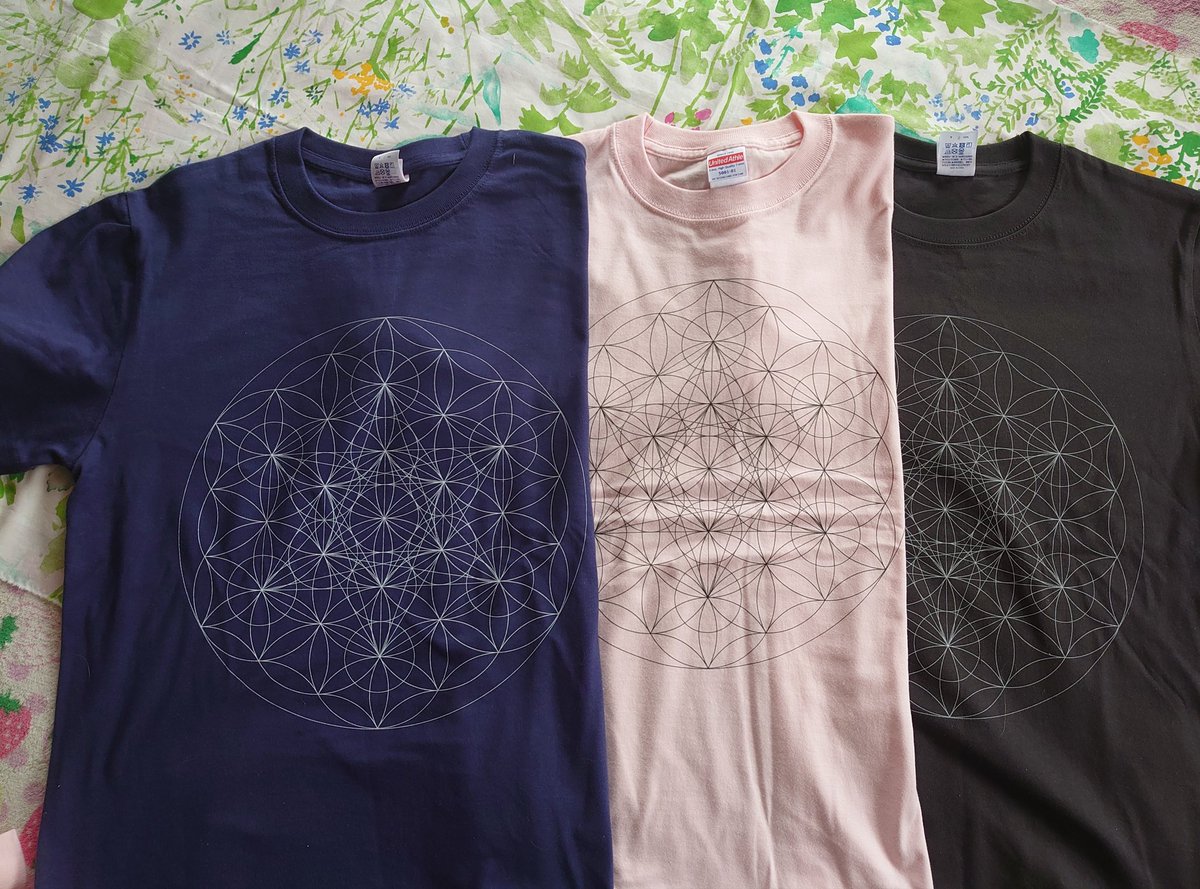 sen01402837's tweet photo. めたをプロデュース✨
神聖幾何学を2つ重ねたお得な？
幾何学オリジナルTシャツまとめ買い💕

手にとっただけでワクワクが止まらない！
さらに着てみると、ハートの辺りが
ゾクゾクフワフワする！！！

調整されてるのを感じる😊

必要な方は
#suzuriで販売中

めたをさん創造をありがとう😃
#metalog https://t.co/mLzbAXNEV5