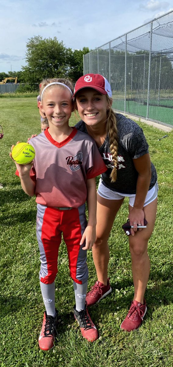 Current Monarch @jordynbahl supporting some future Monarchs! We 👀 you young 
🥎👸🏼s! Keep working hard and have fun! Good luck this season @10uOutlaw <a href="/jenkbennett/">Jen</a>! #DBDyoungsoftballqueens