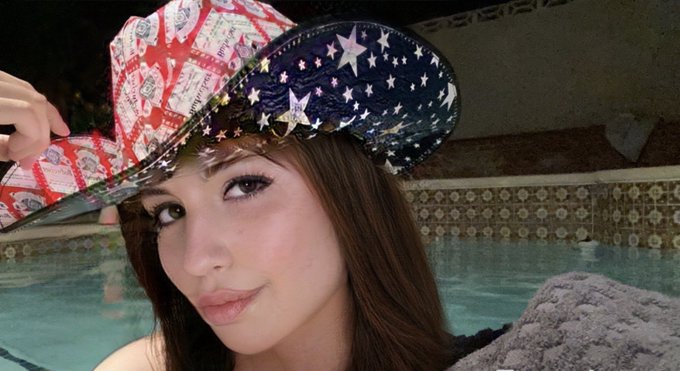 Watch that bitch's leaked NSFW photo on TwXstars