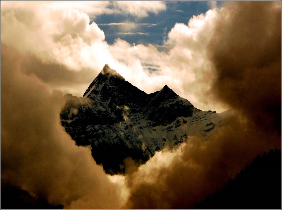 ChinarcorpsIA's tweet image. The summit of the mountain along with the thunder of the sky. Balwan post, a Symbol of Valour at 5301m above sea level.  

#Kashmir
@adgpi @NorthernComd_IA