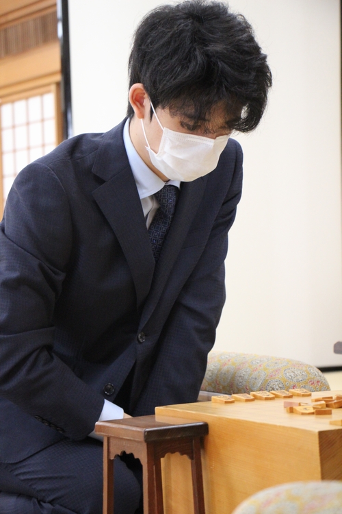 日本将棋連盟モバイル 将棋連盟ライブ中継 V Twitter Shogilive 夏芽 大阪 竜王戦 藤井聡太七段 杉本昌隆八段戦は 杉本八段 の四間飛車に対し 藤井七段が急戦の構えを見せています 師弟戦となった3組ランキング戦の決勝 本日 師匠の杉本八段は和服で対局 日本将棋連盟モバイル 将棋連盟ライブ中継 V Twitter Shogilive 夏芽 大阪 竜王戦 藤井聡太七段 杉本昌隆八段戦は 杉本八段 の四間飛車に対し 藤井七段が急戦の構えを見せています 師弟戦となった3組ランキング戦の決勝 本日 師匠の杉本八段は和服で対局