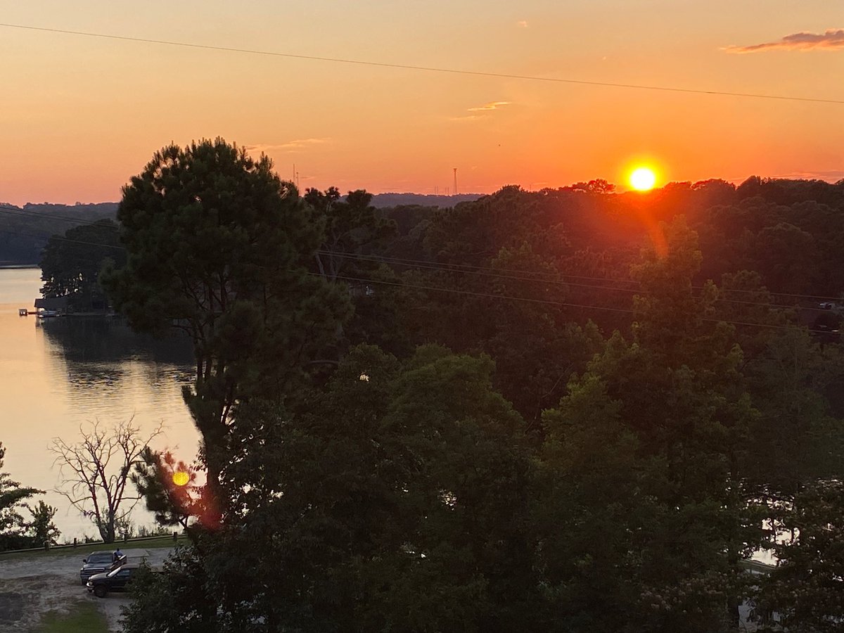 BJeswaldWRBL's tweet photo. An incredible view off the bypass...The sun โ๏ธ sets against a beautiful background from Lake Harding Marina. @cnickelWRBL @MetNicolePapay @wrblnews3 @WRBLFirstAlert #sunets https://t.co/mt8oy2Z0cp