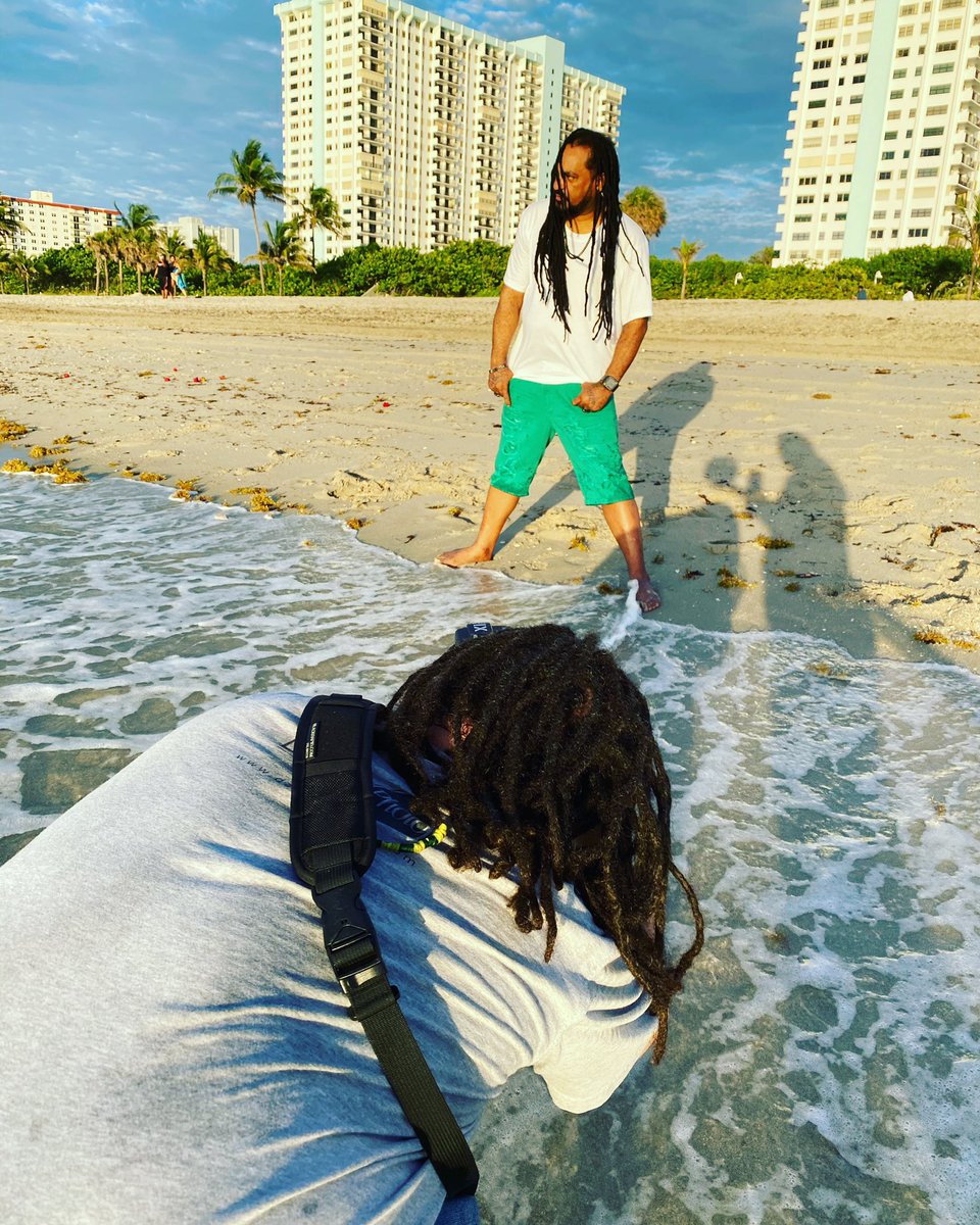 EDERROBINSON's tweet photo. 🔥🔥🔥STRIKE A POSE!! @davidimuir - the boss at work!! #edrobinsonmusic #believe #reachit #WAIT FOR IT!🔥 It Maddd🔥BRAP@reggaeglobalentertainment @joannamariejtmc @edrobinsonmusic @mementovivereent @jabluehopmusic #mementovivereent #sonymusic | Management Contact 954-998-8034 https://t.co/BHVz6Zsq96