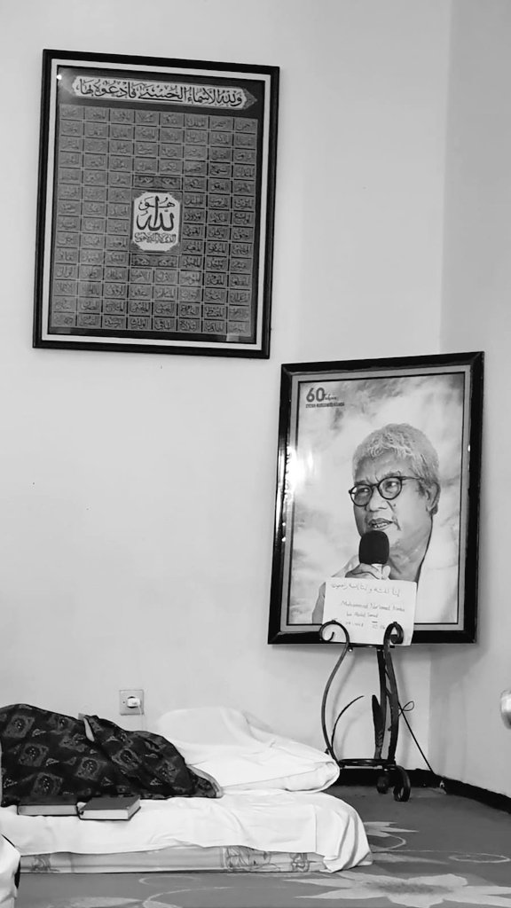 kenduricinta's tweet photo. Suasana saat ini di rumah duka kediaman Syeikh Nursamad Kamba, di Kampung Dukuh, Kramat Jati, Jakarta Timur. #Maiyah https://t.co/pzSASOurzA