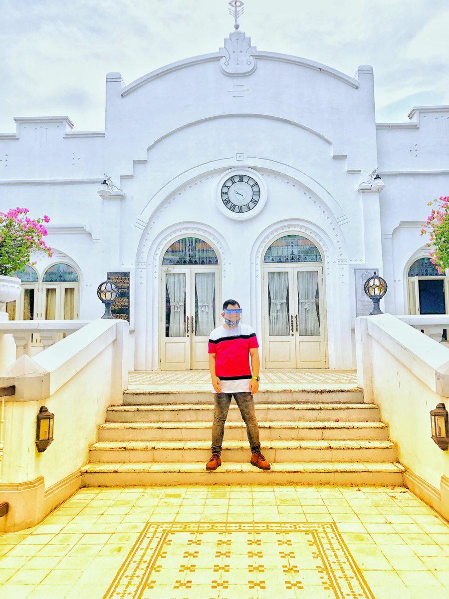 jonathanabiyoz's tweet photo. “Hidup adalah mimpi bagi mereka yang bijaksana, permainan bagi mereka yang bodoh, komedi bagi mereka yang kaya, dan tragedi bagi mereka yang miskin.” - Sholom Aleichem. https://t.co/ZdpUu0HtrE