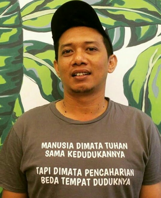 dododAlbertini's tweet image. Open PO Kaos &quot;Kedudukannya atau Duduknya&quot; : S, M, L, XL 100k, XXL +5000, lengan panjang +10000, Bahan Kaos Combed 30s, sablon polyflex cutting, minat lsg japri 😉👍 #kaos #sablon #polyflex #satuan