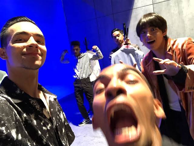 vantends's tweet photo. some photos of taehyung and his back up dancers in singularity skskdkd they’re so adorable https://t.co/wMxpCRhrsc