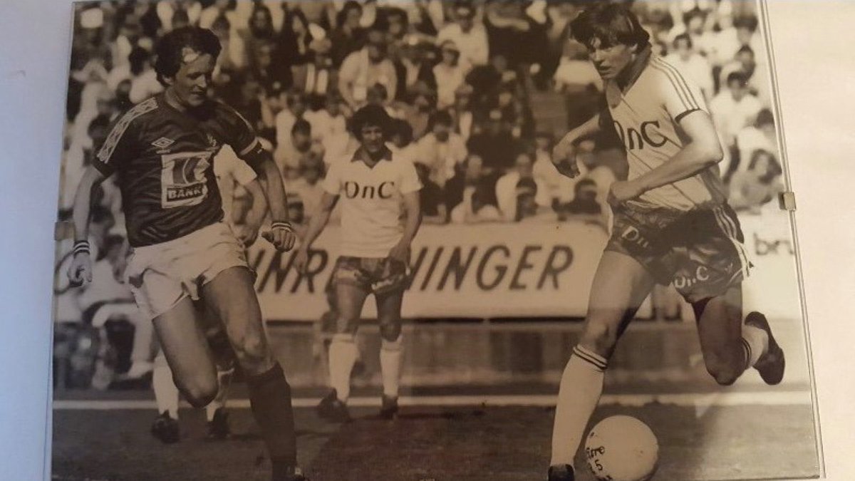 Naturligvis har naboklubbene våre fostret mange spillere som også ble viktige for HamKam. Dagens mann kom slentrende ned fra Vangbana og ble sammen med Tor Arne Granerud et solid offensivt våpen for HamKam tidlig på 80-tallet: Knut Arild Løberg. 👇🏼

hamkam.no/nyheter/histor…