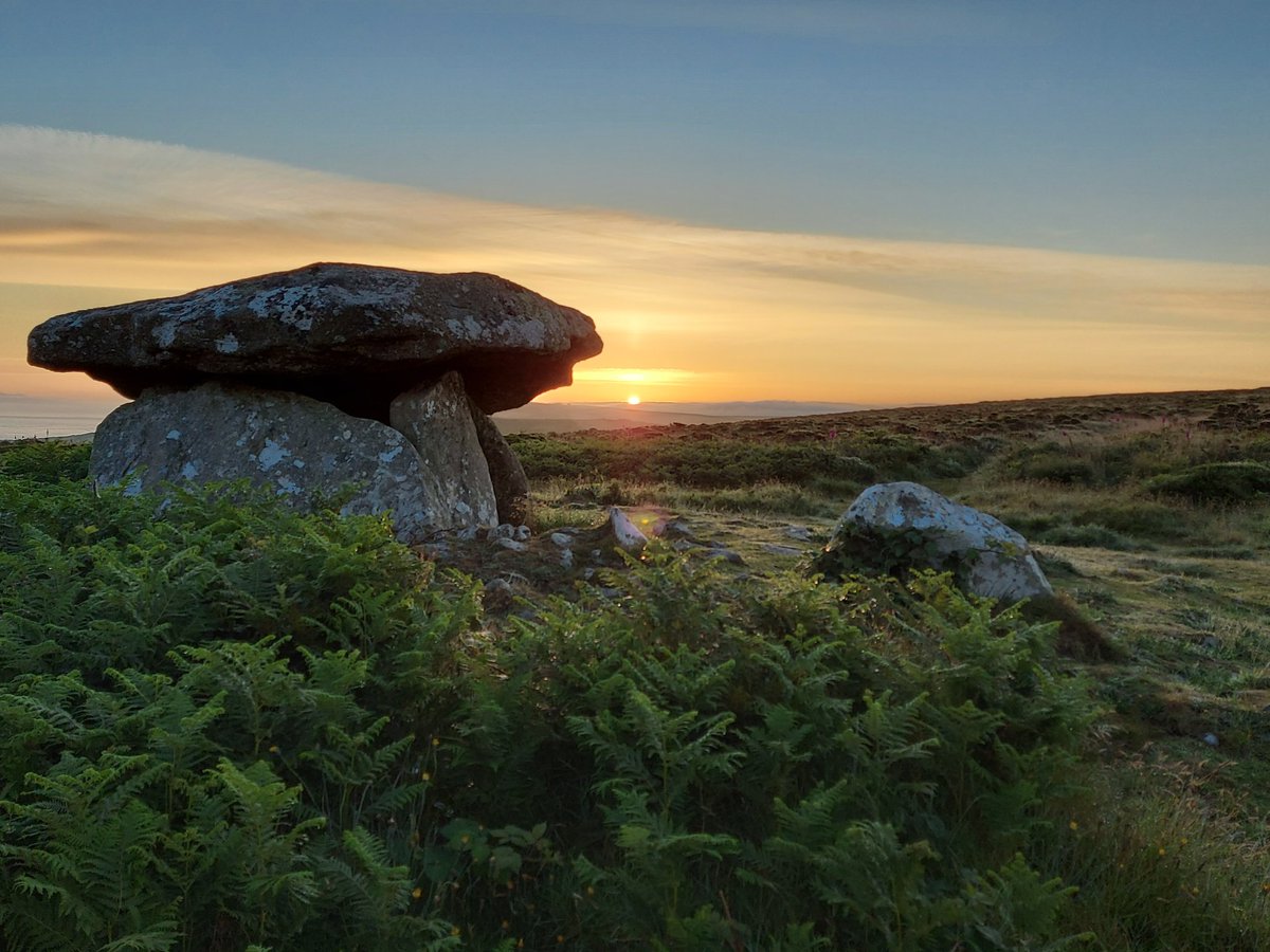 CarolynKennett's tweet photo. Happy #solstice everyone from Chun quoit west #Cornwall.  Have a good one 😀 #megalithic dawn! https://t.co/6PAg2v3OOV