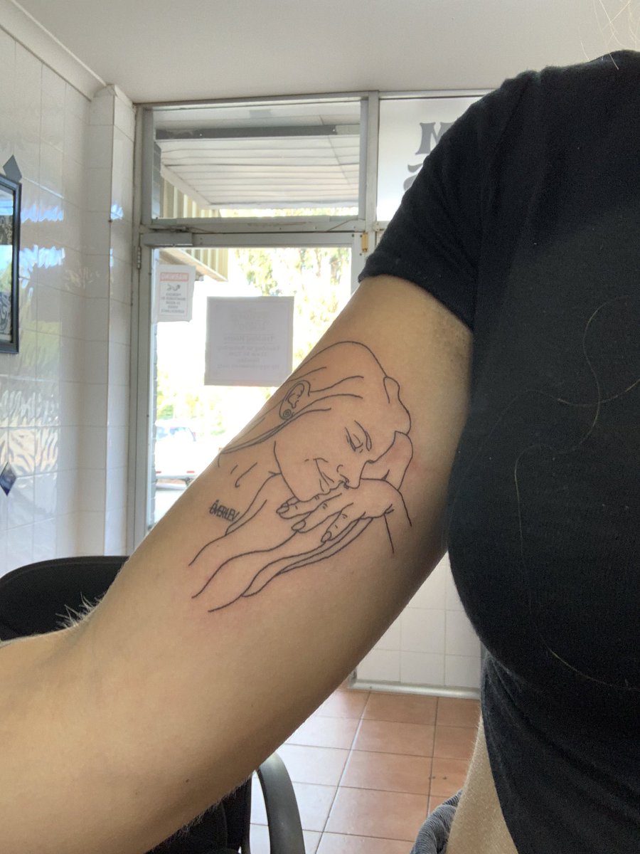juliaadolfo's tweet photo. Tatuerade mig själv på mig själv. Älskar mig själv för mkt ibland men TITTA VAD FIN https://t.co/zgGQl5vfR3