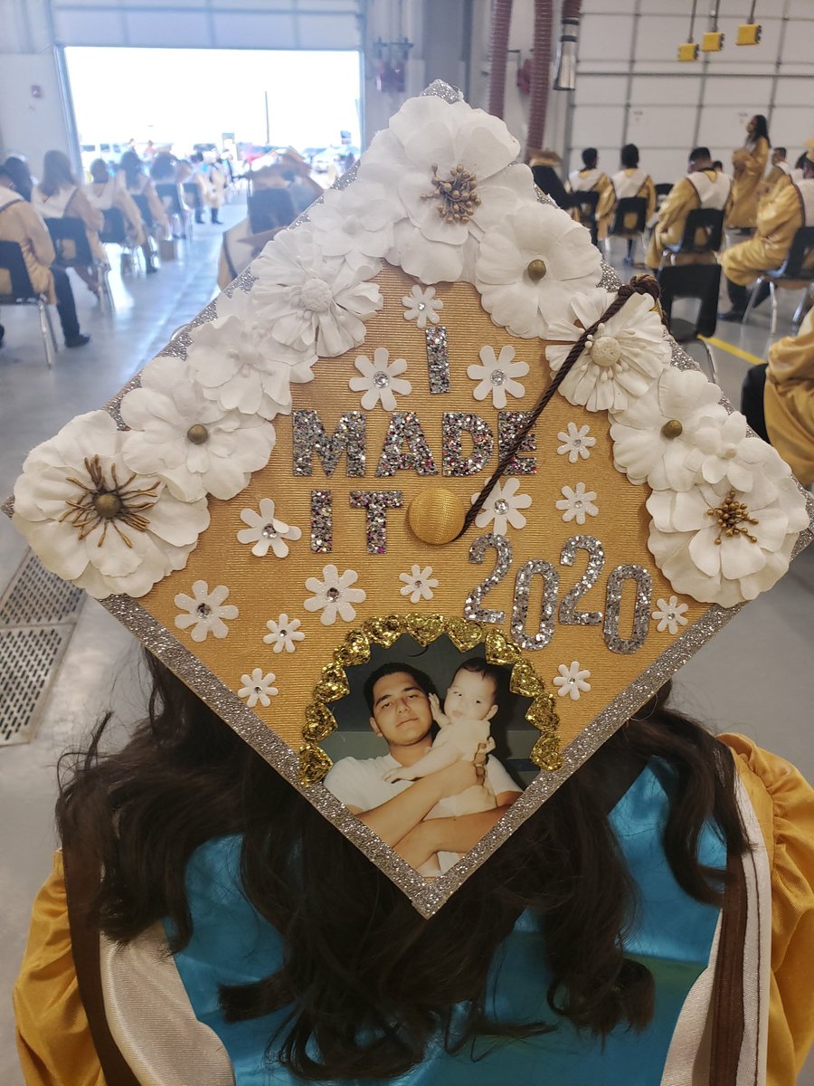 cynsationalcynd's tweet photo. AHS Class of 2020 GraduationπΎππΎ So proud of my Panthers ππ€ It was a beautiful ceremony for my deserving Panthersπππ Thank you to all that helped to make it a Clawsome and Golden nightπ€πΎ #ahspanthers #ahsclassof2020 #IamEPISD https://t.co/oCOjFu6e3Z