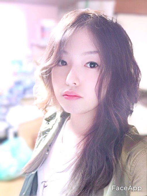 著者近影。女体化アプリでひっさつちゃんになりました。だってエロ漫画家は女性のほうがうけるって誰かが言ってたもん。だもん。 