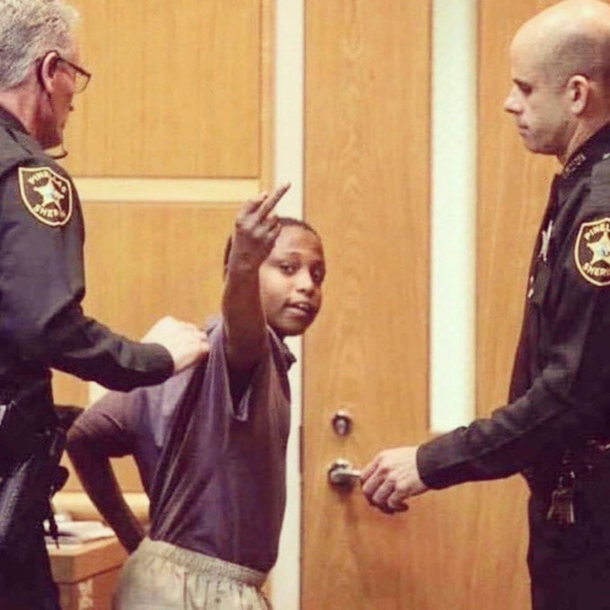 tommiesunshine's tweet photo. ✊ #Juneteenth #BreonnaTaylor #RayshardBrooks #RobertFuller #MalcomHarsh #GeorgeFloyd #SayTheirNames #BlackLivesMatter 🏴 #AllPowerToThePeople #PoliceBrutality #ExcessiveForce #DefundThePolice  #ThisIsAmerica #MinneapolisPolice #ATLPolice #NoJusticeNoPeace #ICantBreathe 🏳️ https://t.co/ru4tVkStWQ