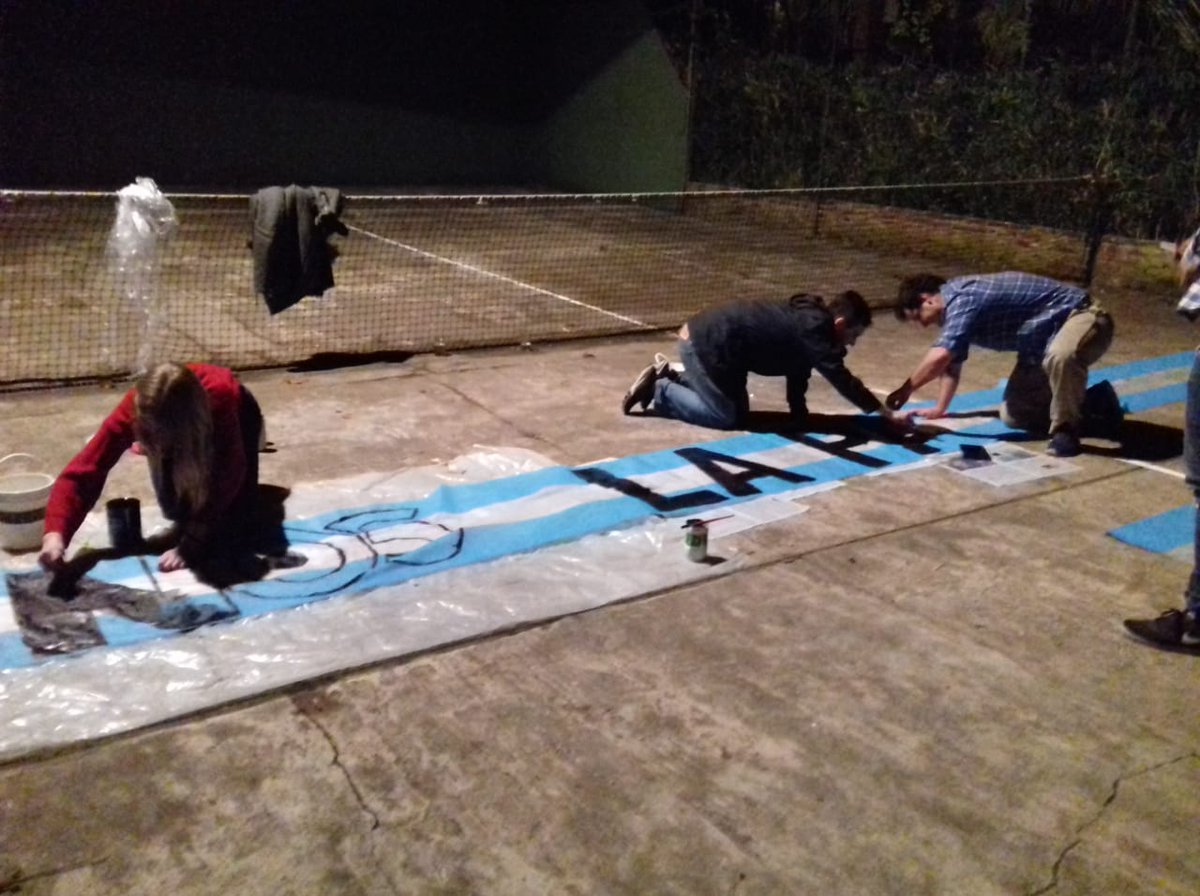 1:30 de la mañana jóvenes de NOS La Matanza preparando las banderas argentinas para el banderazo de mañana. ¡Estos jóvenes SI me representan!