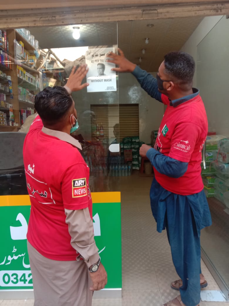 TeamAbdalians's tweet photo. ٹیم سر عام گجرات کی طرف سے آج دولت نگر میں مختلف دکانوں اور  بینکوں کے باہر  نو انٹری ود آوٹ ماسک   کے پوسٹر آویزاں کئے گے 
تمام لوگوں سے درخواست ہے بلا وجہ اپنے گھروں نہ نکلے  اپنے ہاتھوں کو صابن سے بار بار دھوئے  یا سینیٹازر کا استعمال کرے
@iqrarulhassan @WazimSyed https://t.co/CfLHNja2mz