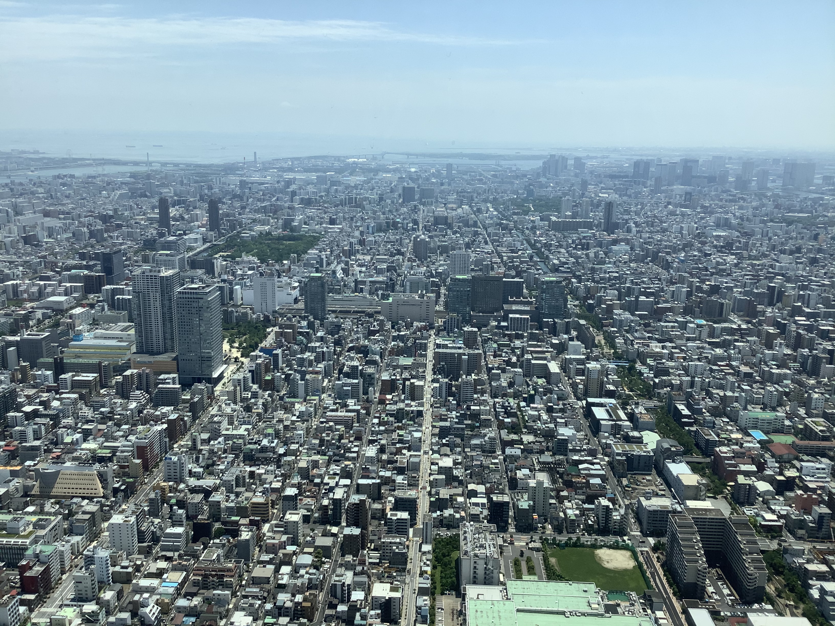 تويتر ちきりん على تويتر スカイツリー訪問ヒント2 展望デッキは350階なんだけど その下に340と345というフロアがあります 寧ろこっちのほうがお勧め 追加料金不要なのに窓のそばもすいてるし 床がガラスになってるところがあったり 大きめのカフェがあっ