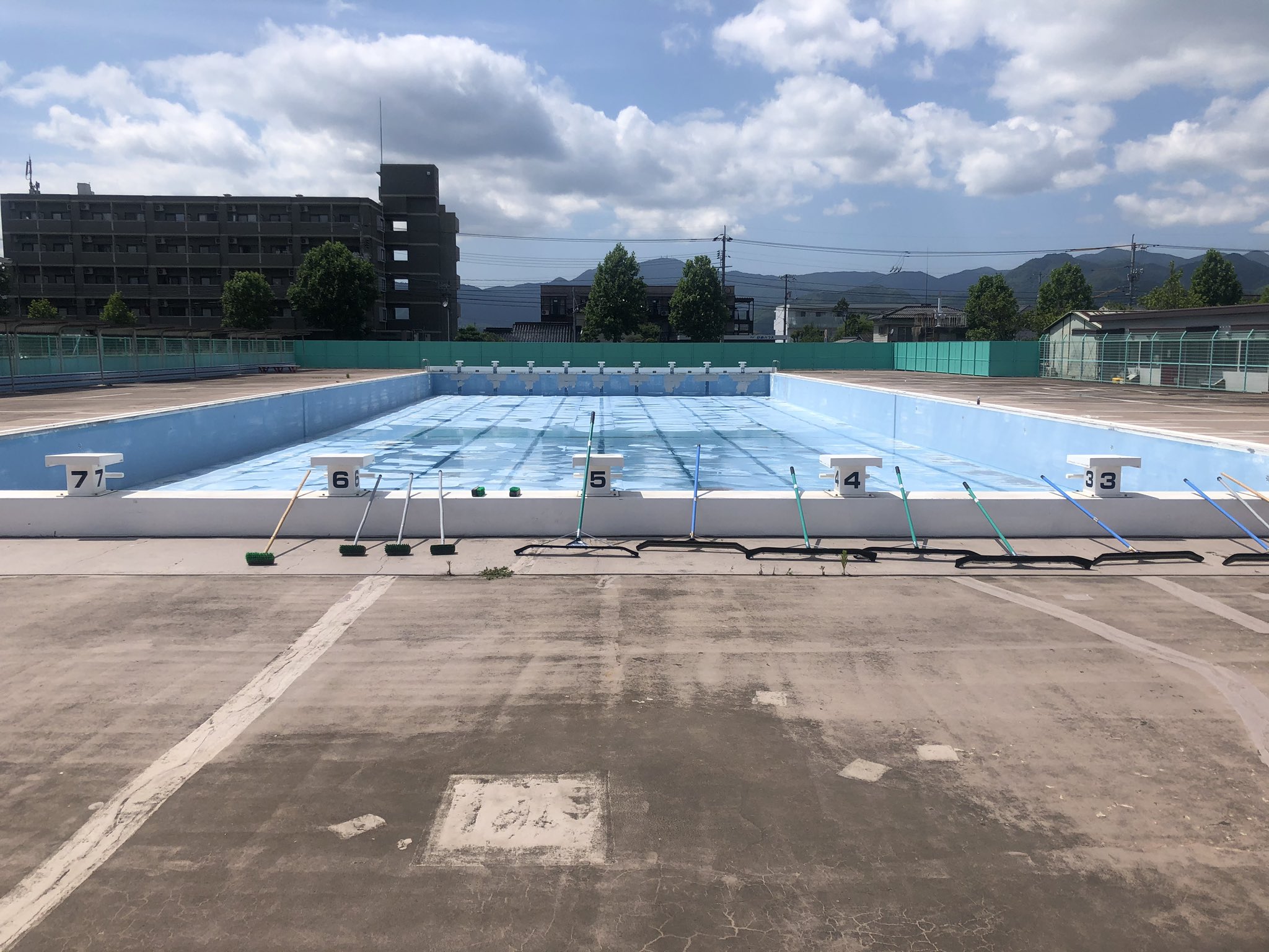 山口大学体育会水泳部 こんにちは 本日はプール掃除でした 1年生やobさんも参加してくださり 楽しく掃除が出来ましたよ ご協力ありがとうございました 汚かったプールが綺麗になり 来週からの練習がより楽しみです 明日はプールサイドと室内の 山口大学体育会水泳部 こんにちは 本日はプール掃除でした 1年生やobさんも参加してくださり 楽しく掃除が出来ましたよ ご協力ありがとうございました 汚かったプールが綺麗になり 来週からの練習がより楽しみです 明日はプールサイドと室内の