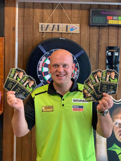 RETWEET | Want to win a signed Ultimate Darts card from Michael van Gerwen (@MVG180)? 

RT this tweet and follow us <a href="/DartsNews02/">DartsNews02</a>. You can enter this competition till June 26 at 11:59PM (GMT time). 

These cards are also available in the shop at dartshop.tv/product-catego…