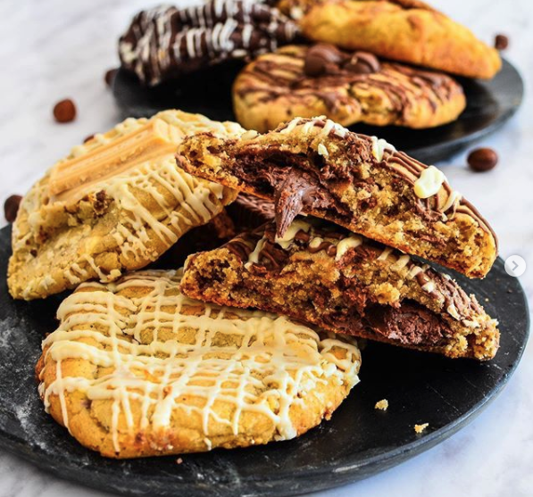 jojoandandy's tweet photo. Find out where you can get these delicious cookies from on our Instagram @jojoeatslondon
#lockdownfood #cookieporn #dessertlover #stuffedcookies #chocolate #whitechocolate #dessertlover #sweettooth #foodie #londonfood https://t.co/loJ0Jt8kdZ