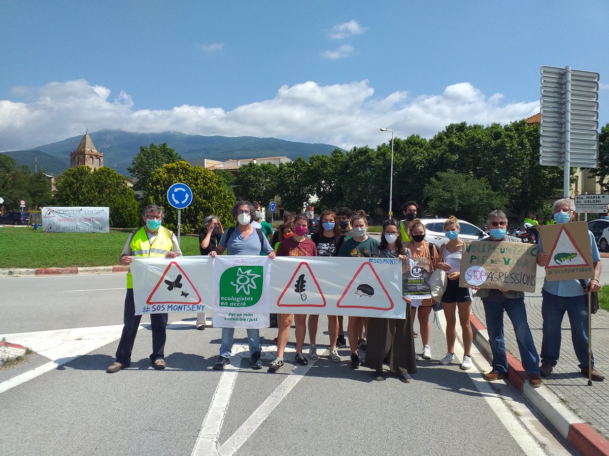 Amb <a href="/ecologistes/">Ecologistes en Acció de Catalunya</a> i <a href="/csmontseny/">Salvaguarda Montseny</a> informant a les persones que accedeixen al Parc Natural del Montseny de l'impacte que provoca la massificació del trànsit rodat privat  Més el mogut per energies fòssils. #ilpmontseny #SOSMontseny