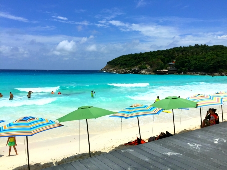 Smart_jet_jp's tweet photo. 【NEWS】
スマートジェットは、本日からタイ・プーケット線に就航しました‼

こういう状況なので90席しか提供できず、マスク着用をしていただくなどお客様には大変ご迷惑をおかけしますが、今後ともスマートをよろしくお願いいたします🛫
#架空航空 #架空航空会社 https://t.co/HQ71unHsZi