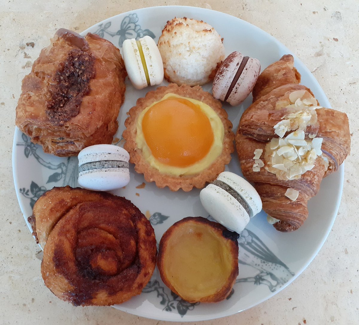 Vegan patisserie van Epicurieus is om te smullen! 🤗😋🍰🥐🥧🍪🌿

Allemaal lekkernijen vandaag gehaald. Je kunt vandaag en morgen ook nog terecht bij Quench Cafe in Den Haag. 

Altijd een groot assortiment aan vegan pastry &amp; gebak van Epicurieus. 

m.facebook.com/story.php?stor…