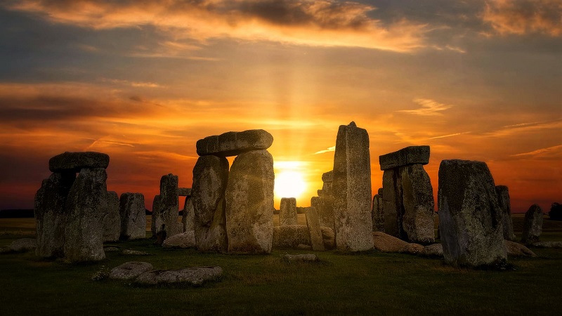 RPlanetit's tweet photo. ☀️L'alba del #solstizio d'estate, l'annuale celebrazione a #Stonehenge 🌄, non potrà essere celebrata come sempre per via del #Coronavirus. 
L'@EnglishHeritage ha organizzato per questo una diretta Facebook 🌐 per celebrare l’inizio dell’#estate 🌞insieme. https://t.co/nJUz4QN2Cv https://t.co/A0tuK3ksha