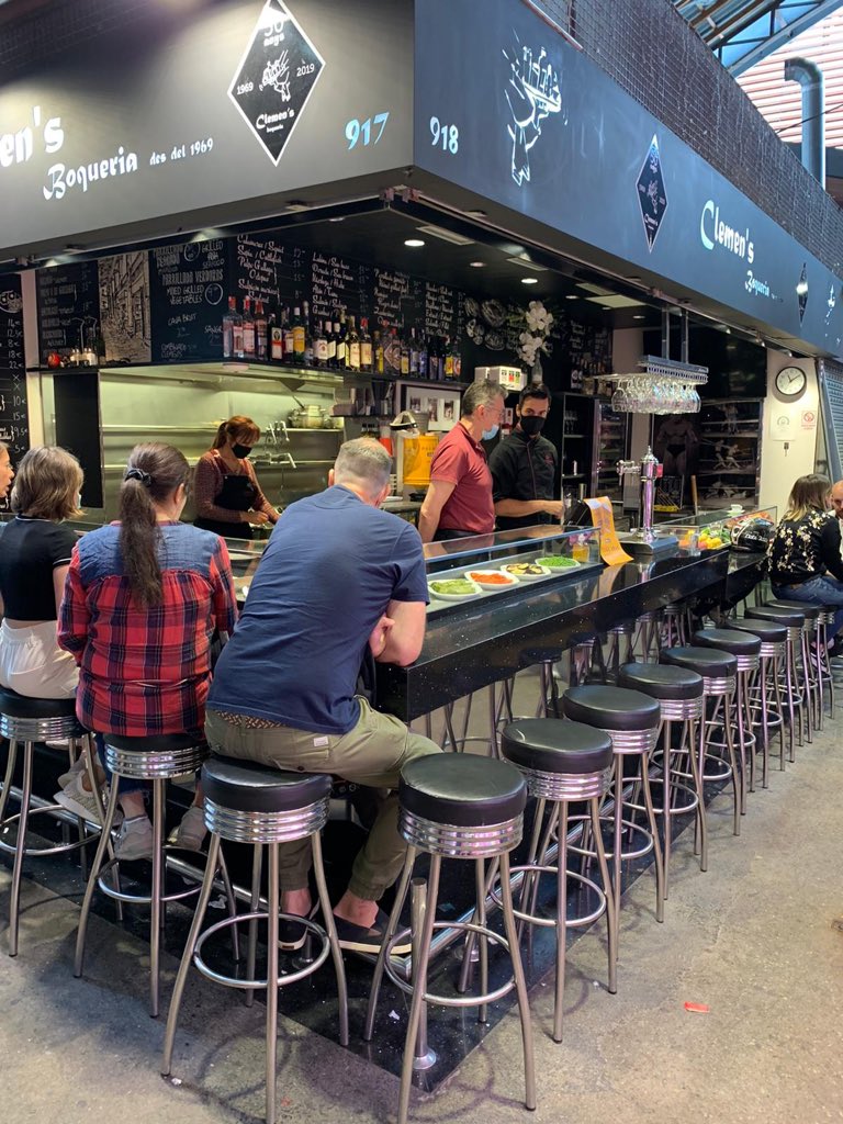 la_boqueria's tweet photo. Des d’ahir #barraoberta als nostres bars #clemens #kioskuniversal #quimdelaboqueria #pinotxo i #quioscmodern l’únic que no surt a les fotos. Esmorzars o dinars #demercat mentre feu la compra o us preparen la comanda a la parada 😊 https://t.co/mOmfrw8pMi