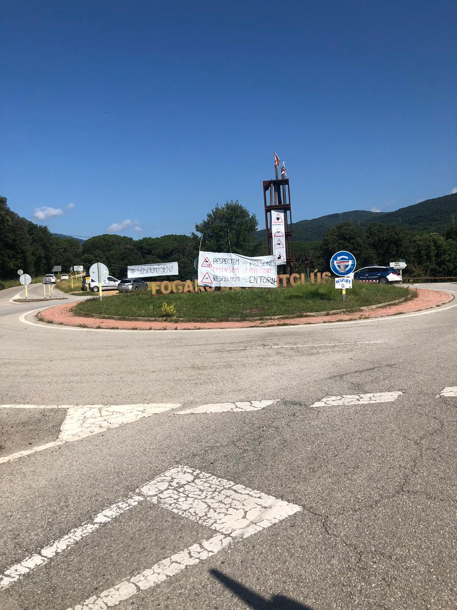Avui ens hem concentrat a la rotonda de Campins, informant als visitants perquè som conscients que tothom té dret a gaudir del Montseny prioritzant la conservació de la biodiversitat i el descans de les veïnes